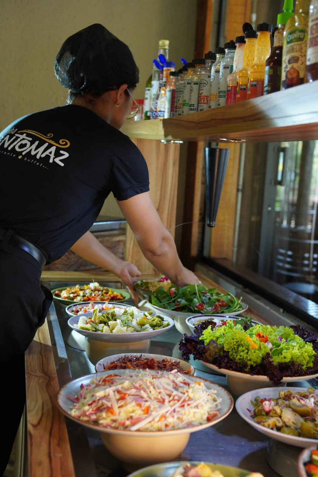 Equipe preparando o buffet