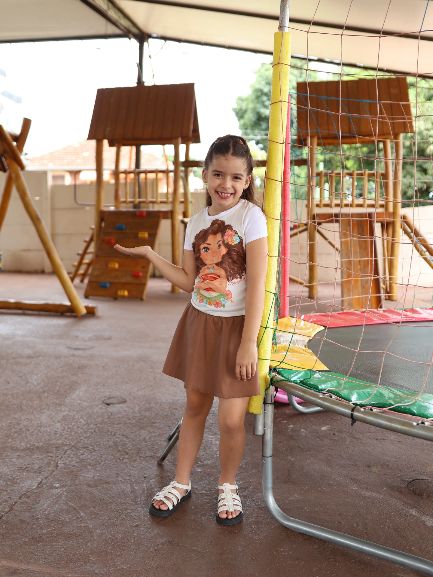Criança no parque infantil coberto