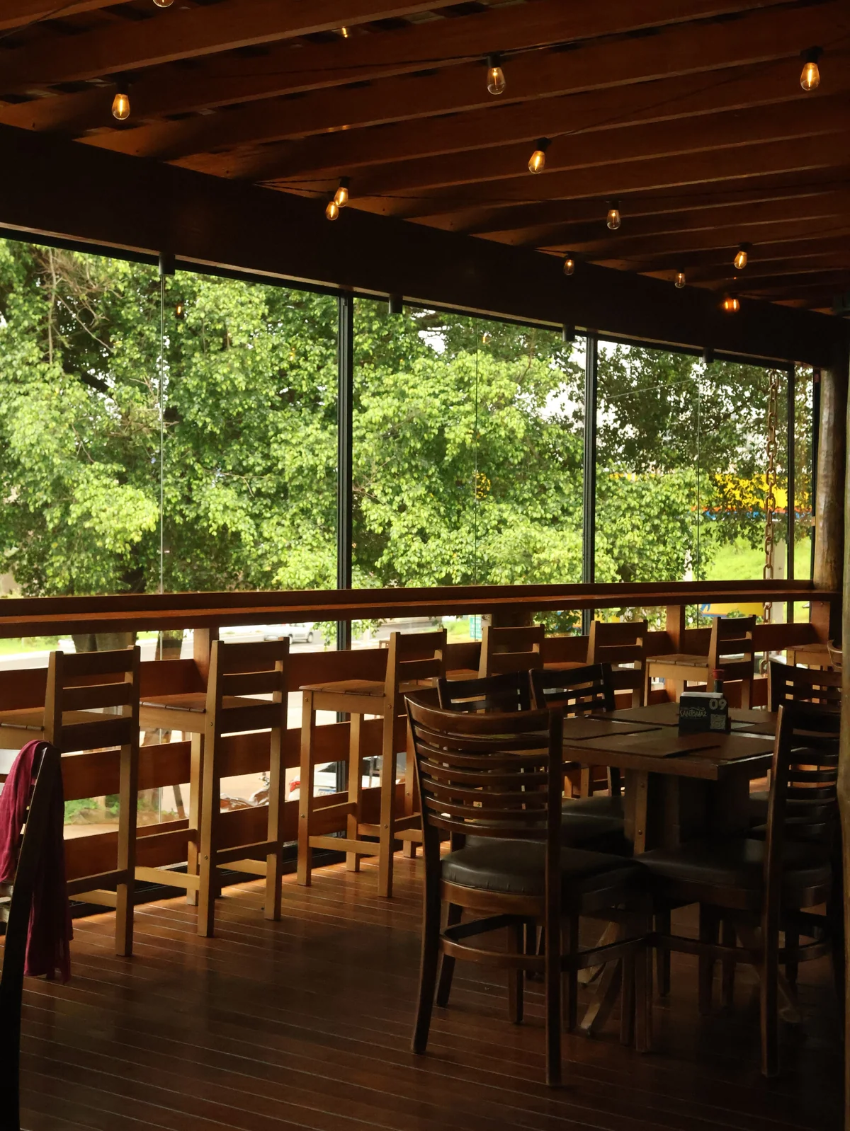 Salão da Cozinha Santomaz com vista para o jardim