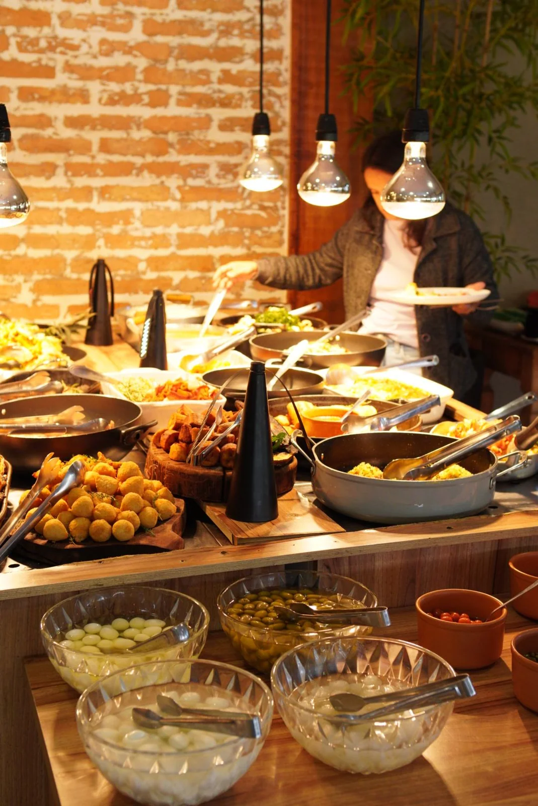 Buffet da Cozinha Santomaz com pratos variados