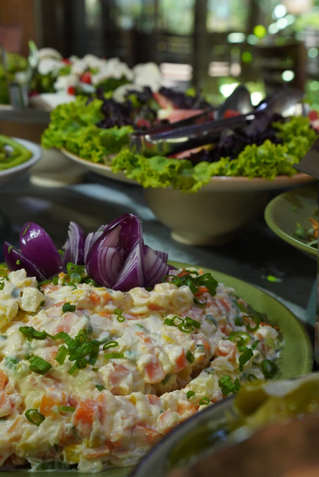 Variedade de saladas frescas
