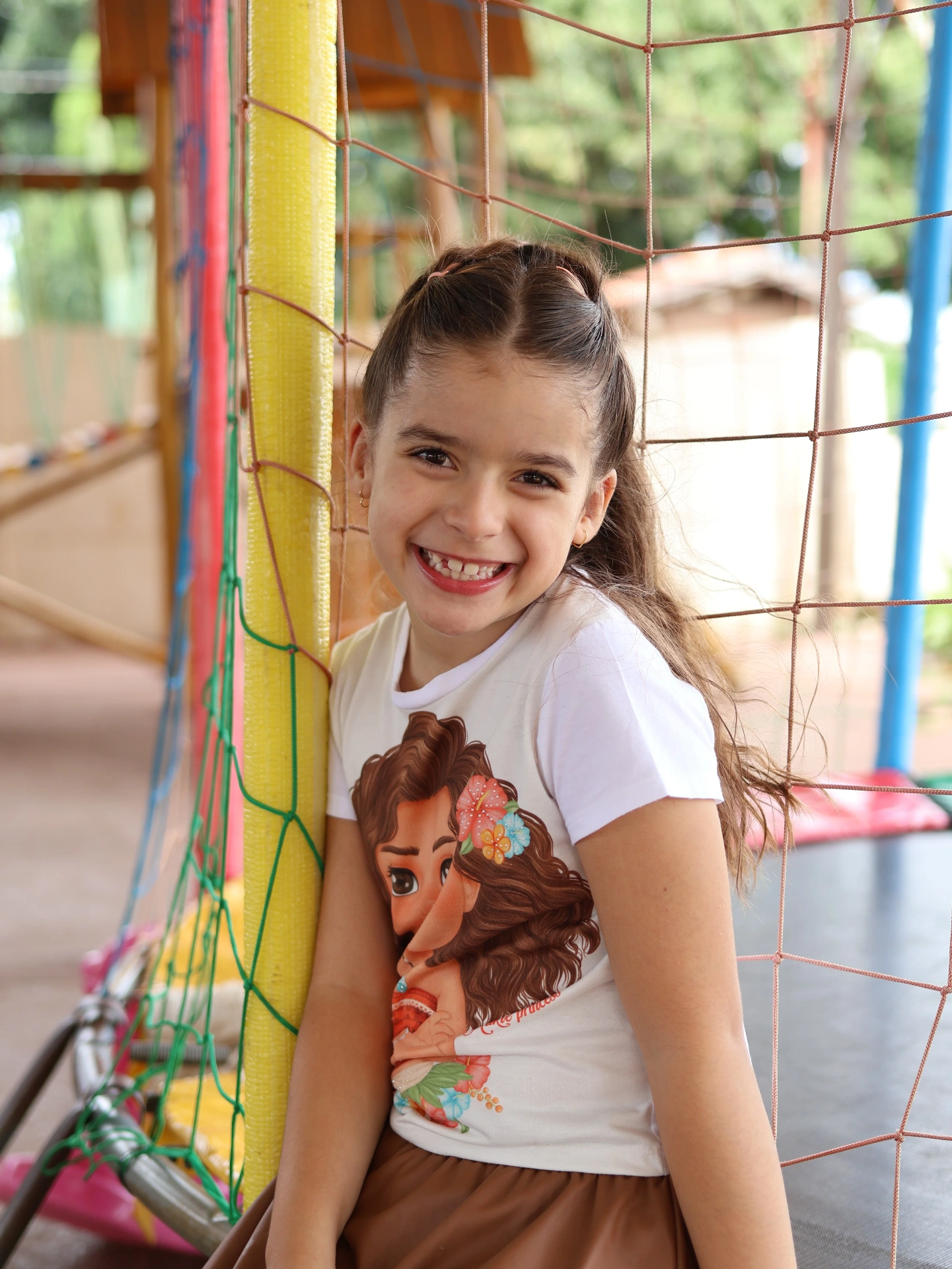 Criança brincando no espaço kids