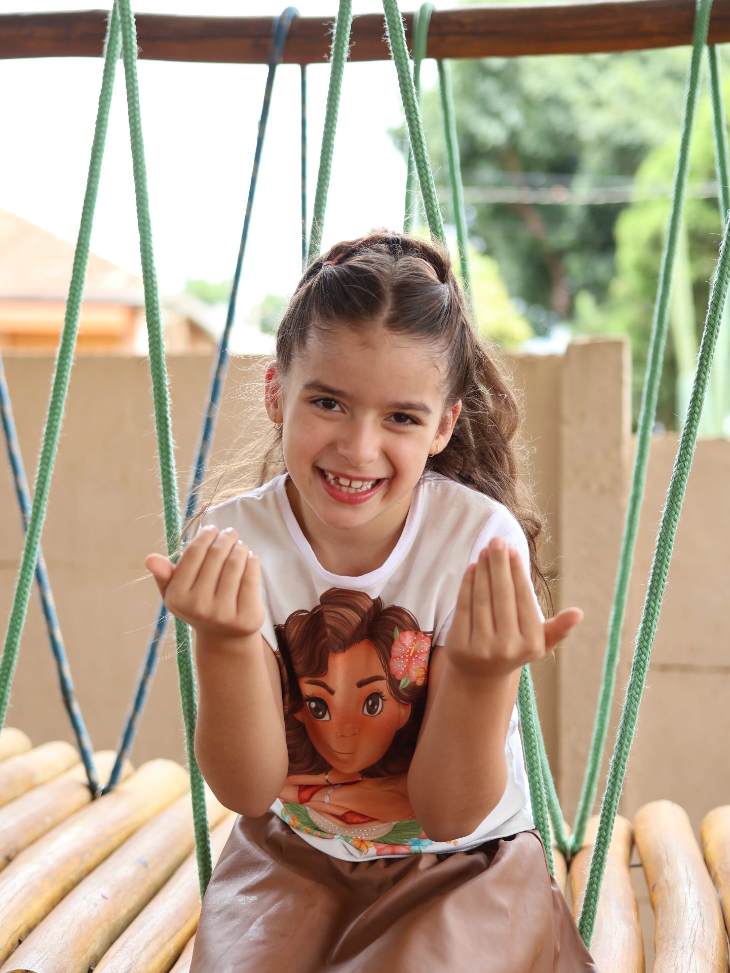 Criança no balanço do espaço kids